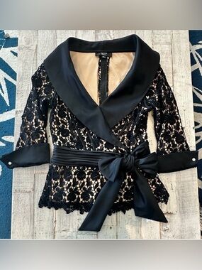 TADASHI TOP SZ 8 V NECKLINE FRENCH CUFFS BLACK BELT Lace With Nude Lining EUC